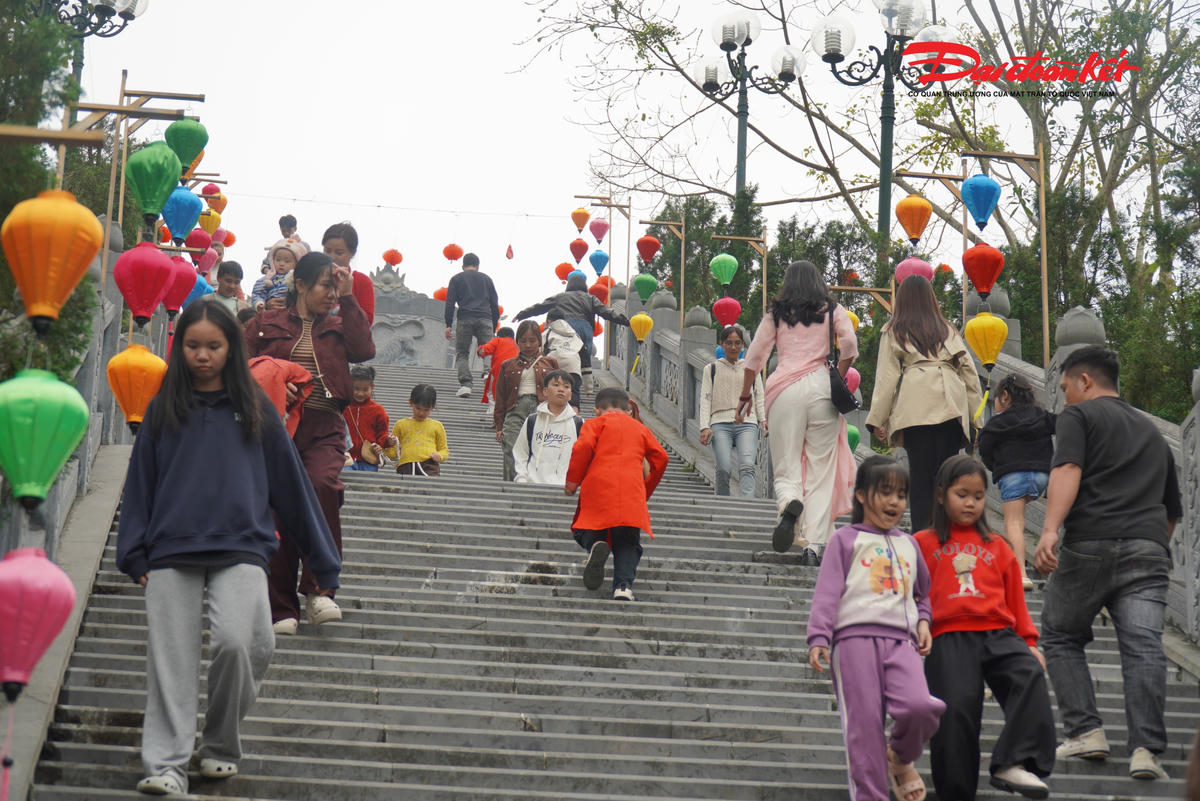 Ngày mùng 3 Tết, thời tiết thuận lợi hơn trước đó nên Khu di tích Ngã ba Đồng Lộc thu hút đông đảo người dân, du khách đến tham quan, dâng hương.