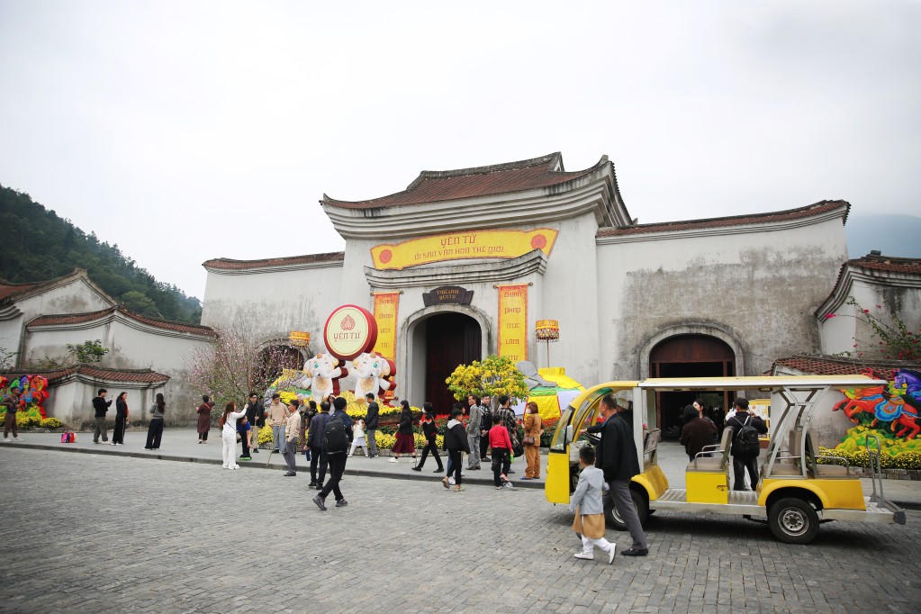 Người dân và du khách&nbsp;được miễn phí vé trông giữ phương tiện tại bến xe Hạ Kiệu (phường Yên Tử) đến hết năm 2026. Ảnh: Minh Đức.