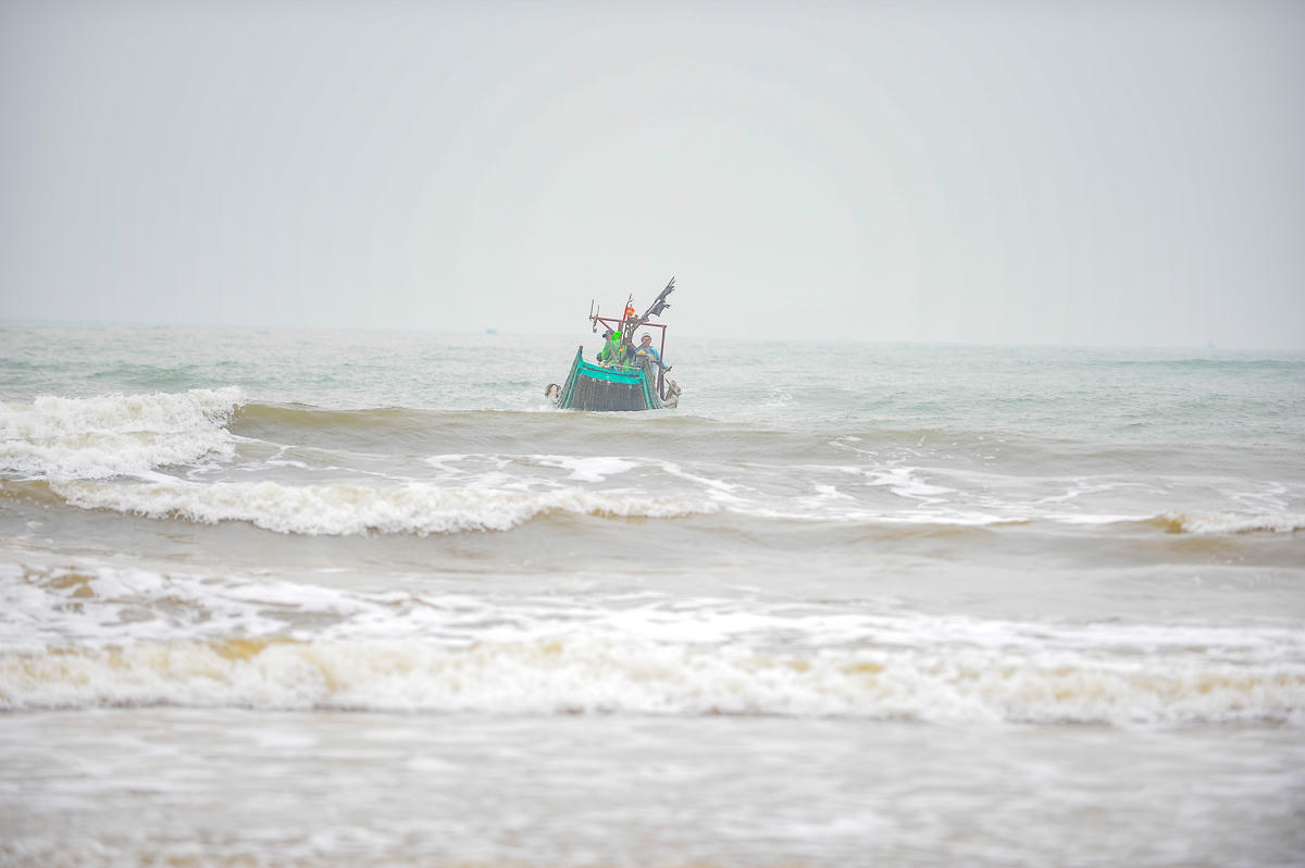 Từ khoảng 3 - 4h sáng mùng 4 Tết Bính Ngọ (20/2), tại các làng chài ven biển Thanh Hóa như Tiên Trang, Quảng Bình, Nam Sầm Sơn…, hàng loạt tàu thuyền, bè mảng đã rẽ sóng ra khơi mở biển đầu năm. Ảnh: Đình Minh