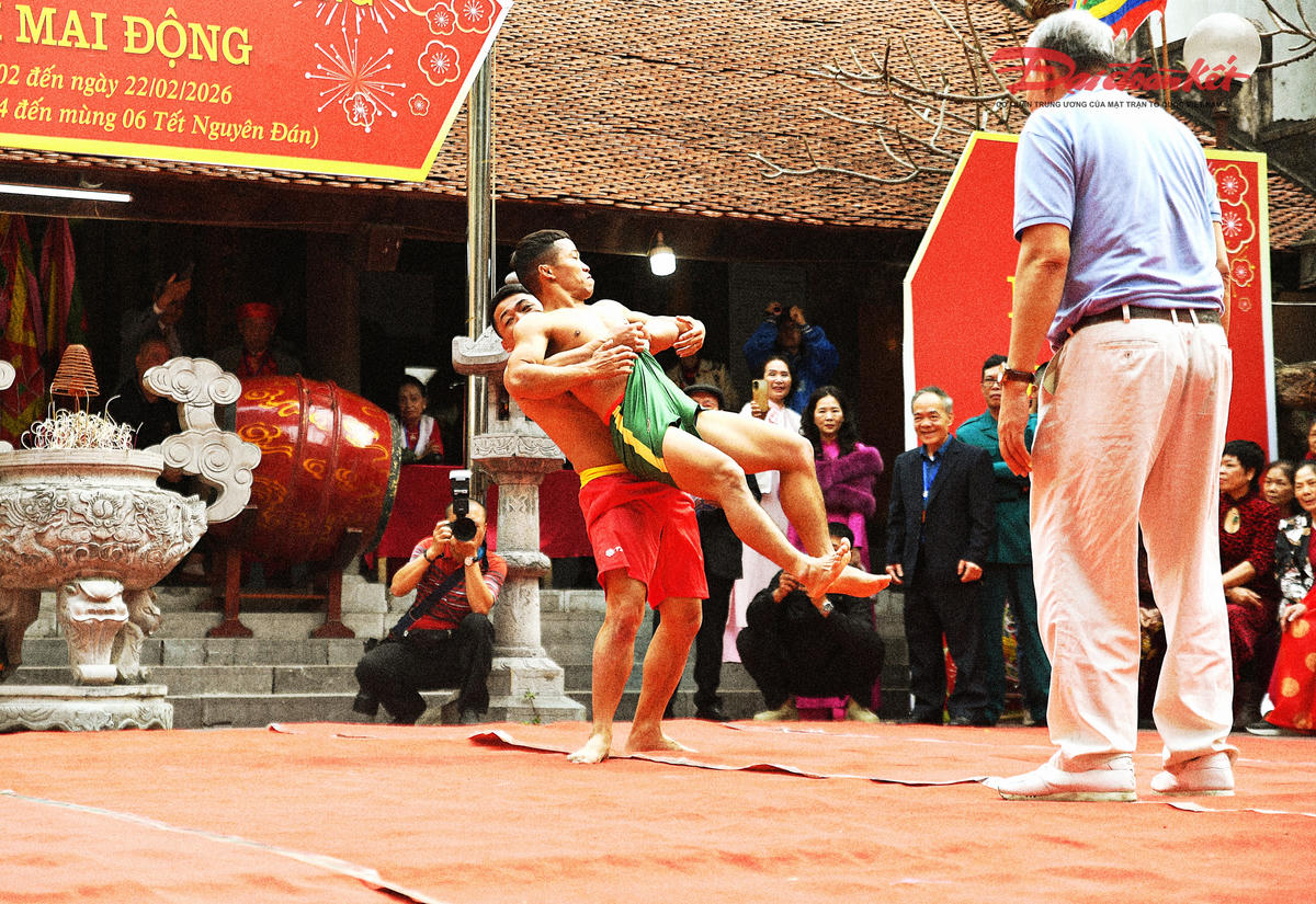 Đô vật trẻ biểu diễn tiếp nối truyền thống của cha ông. Ảnh: Phạm Sỹ.. 