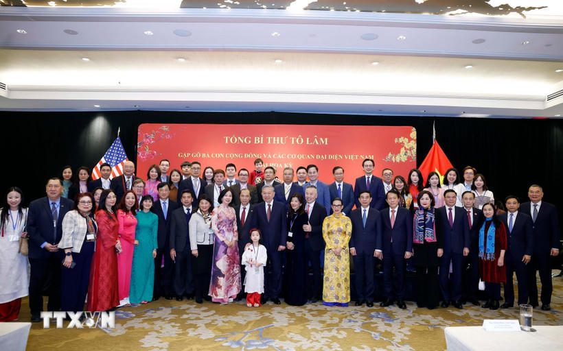 Tổng Bí thư Tô Lâm với bà con cộng đồng người Việt Nam tại Hoa Kỳ. (Ảnh: Thống Nhất/TTXVN).