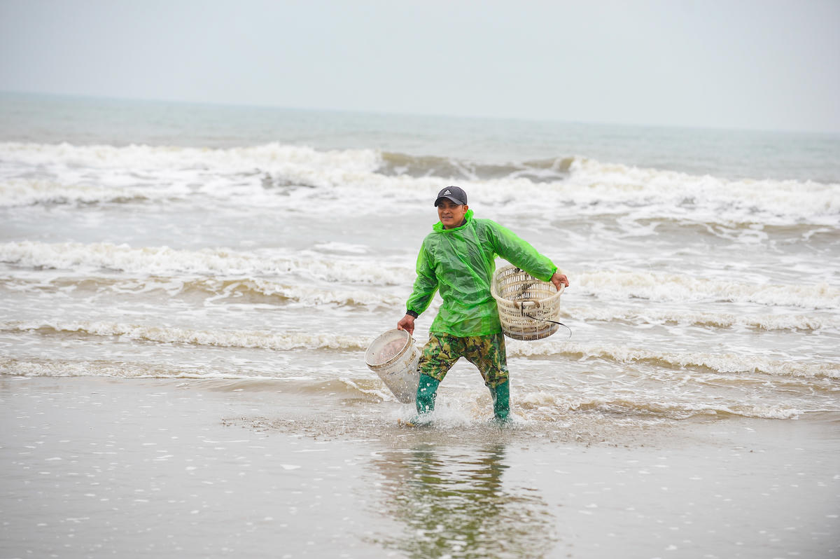 Ông Nguyễn Văn Ty (51 tuổi, thôn Hồng Phong, xã Tiên Trang) cho biết, chuyến ra khơi đầu năm có ý nghĩa đặc biệt, nếu khởi đầu thuận lợi sẽ tiếp thêm niềm tin cho cả năm mưu sinh. Ảnh: Đình Minh