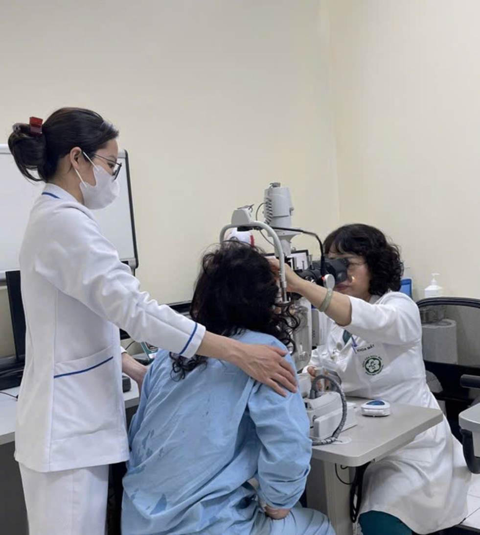 Thăm khám cho bệnh nhân chấn thương mắt (ảnh Bệnh viện Bạch Mai) 
