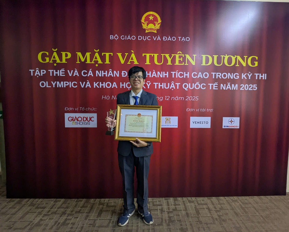 Thầy Trần Quang Hùng nhận Bằng khen của Bộ trưởng Bộ Giáo dục và Đào tạo: Đã có thành tích xuất sắc trong đào tạo học sinh giỏi Việt Nam thi toán quốc tế năm 2025.