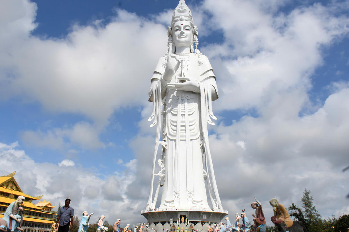Tượng Quan Âm cao 125m lại nằm trên đỉnh núi cao 70m. Ảnh:&nbsp; CV.