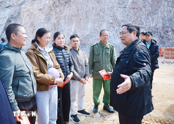Thủ tướng Phạm Minh Chính chúc Tết nhân dân khu vực dự án đường cao tốc Đồng Đăng (Lạng Sơn)-Trà Lĩnh (Cao Bằng) đi qua. (Ảnh: Dương Giang/TTXVN).
