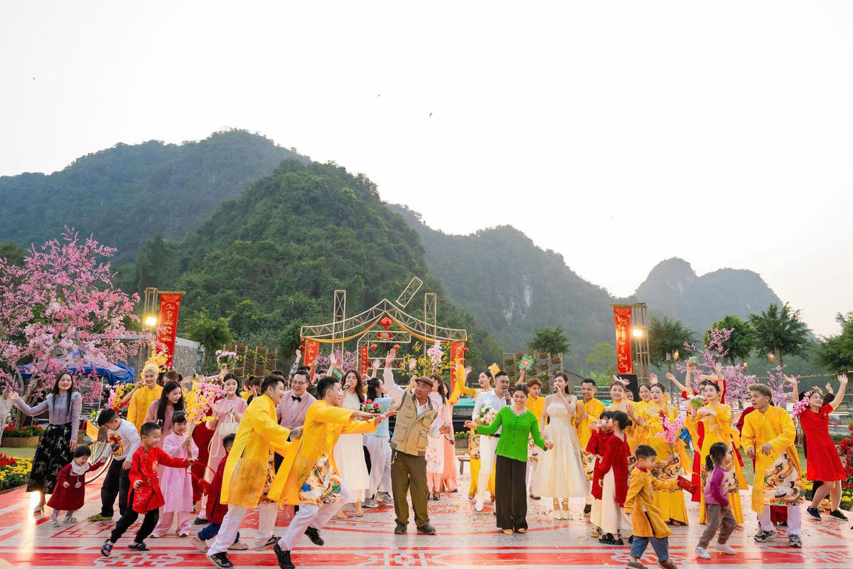Chương trình nghệ thuật ‘Xuân dẫn lối ‘ tại khu du lịch sinh thái Thung Nham. Ảnh: K.L
