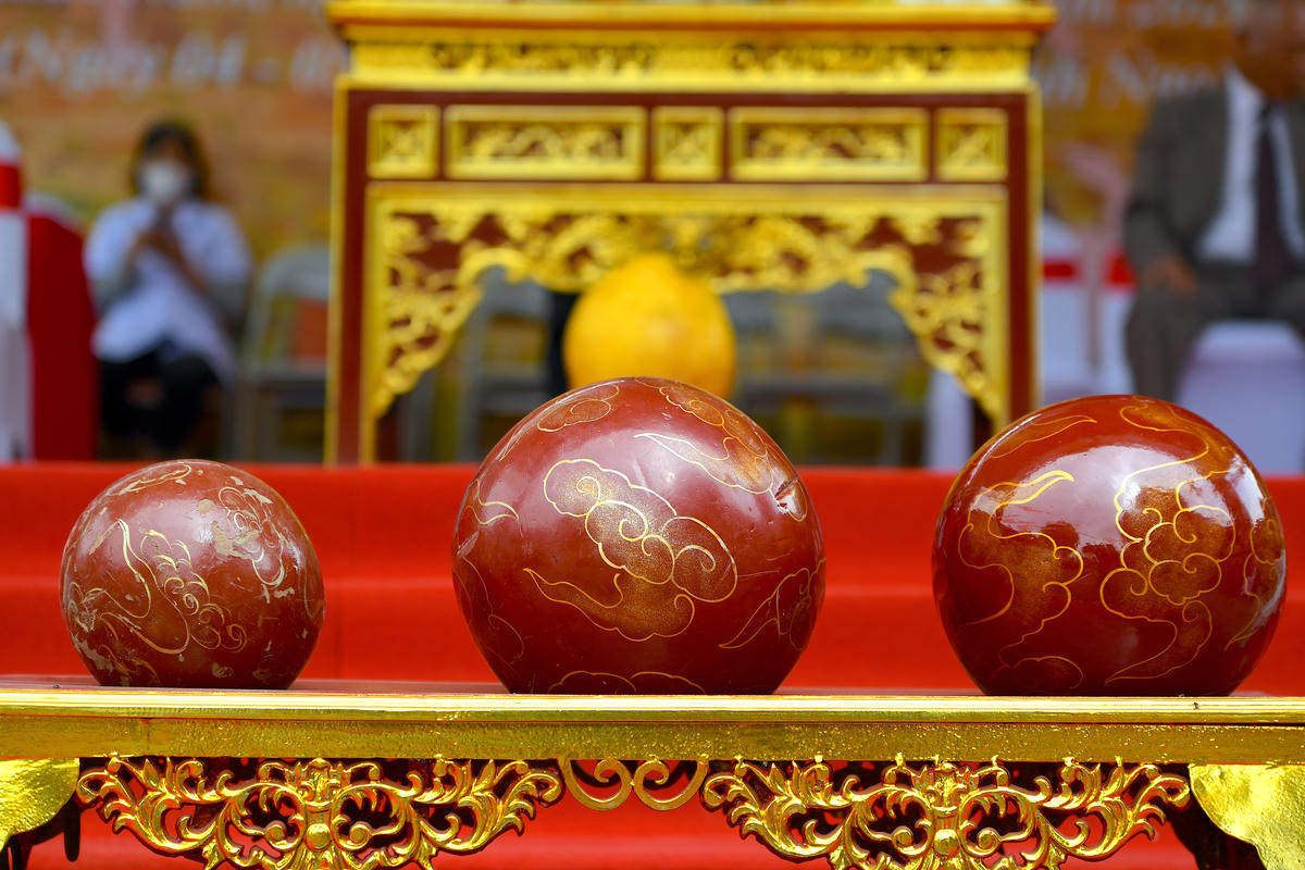 Quả cầu bằng gỗ nặng từ 15kg trở lên được sử dụng cho nội dung thi đấu từng lứa tuổi, trở thành tâm điểm của mọi cuộc tranh tài. Ảnh: Phạm Sỹ.