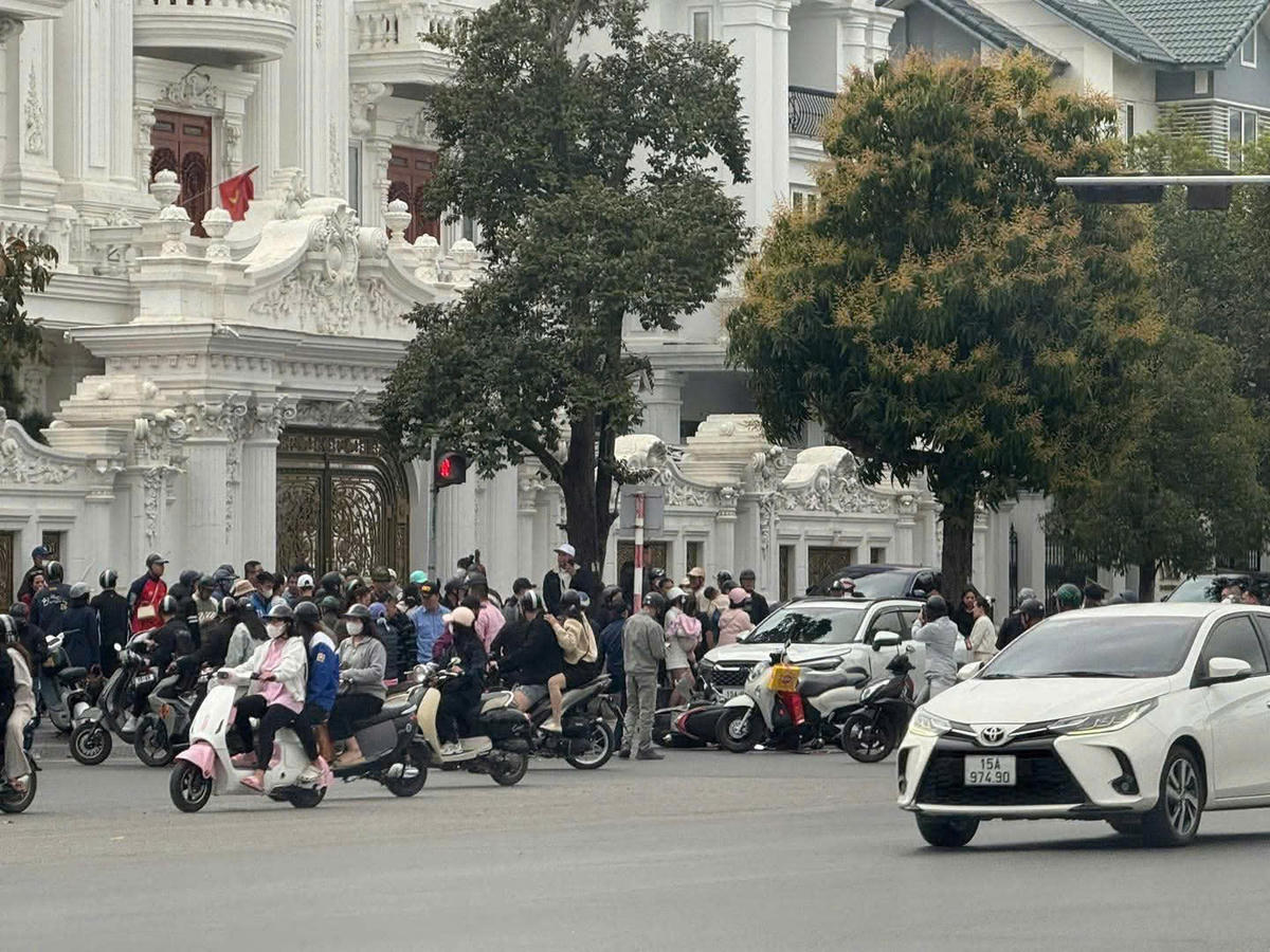 Vụ tai nạn khiến giao thông qua khu vực ùn tắc kéo dài. Ảnh: CTV.&nbsp;