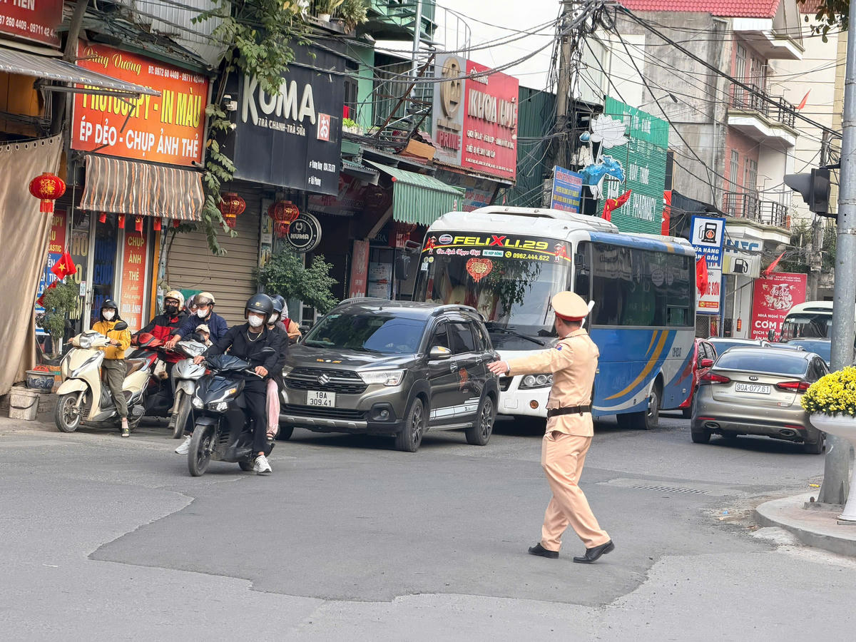 Người dân nghiêm chỉnh chấp hành hiệu lệnh của các chiến sĩ CSGT