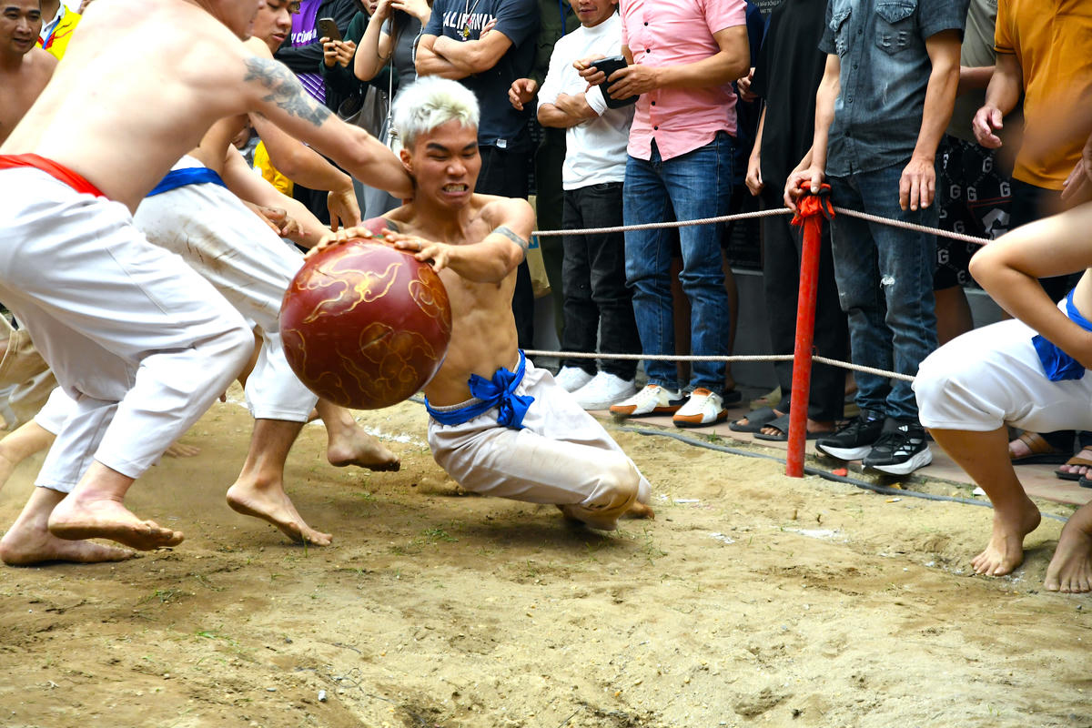 Giữa vòng vây dày đặc, trai tráng Thúy Lĩnh vận dụng sức bền và sự linh hoạt để từng bước áp sát, tìm thời cơ dứt điểm. Ảnh: Phạm Sỹ.