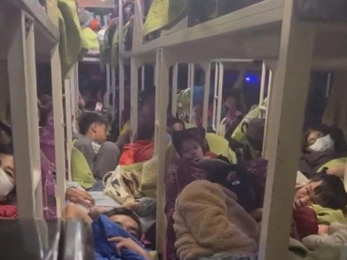 Xe khách BKS: 47B-016.XX chở quá số người quy định. Ảnh: CV.