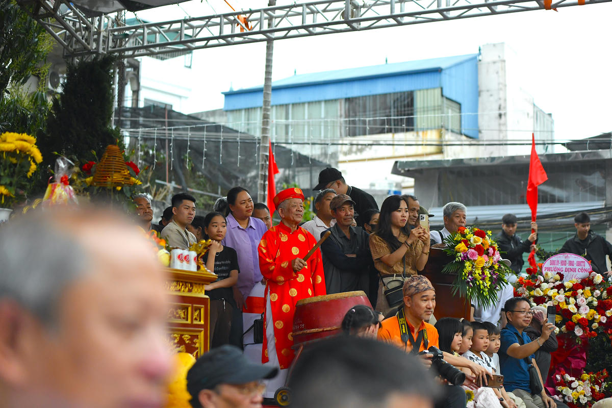 Tiếng trống hội dồn dập vang lên, khuấy động không gian sân đình, mở màn cho những màn so tài đầy kịch tính. Ảnh: Phạm Sỹ.