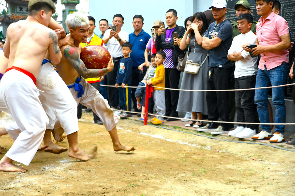 Trong thế giằng co nghẹt thở, vận động viên các đội vừa ghì chặt đối phương vừa khéo léo xoay chuyển thế trận, quyết tâm mở đường đưa cầu về hố. Ảnh: Phạm Sỹ.