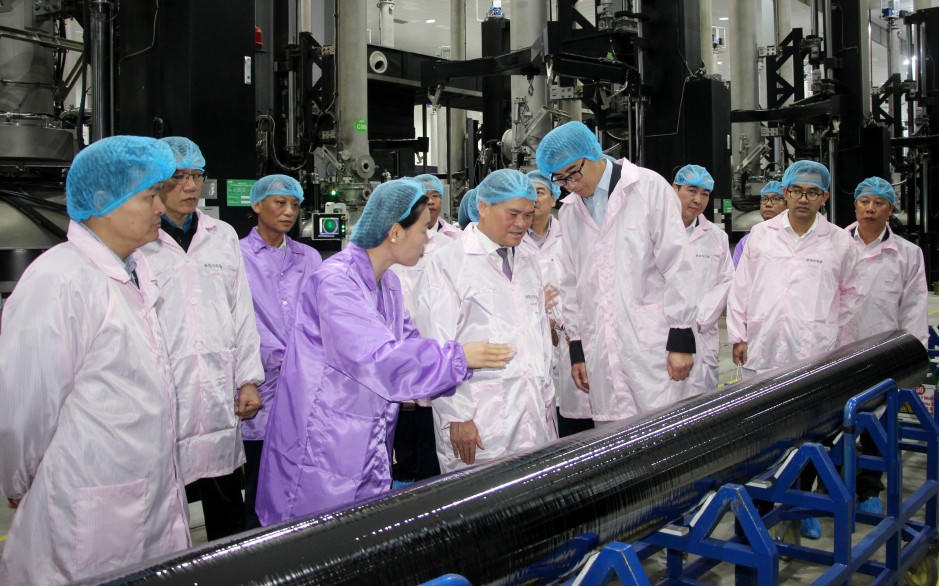 Chủ tịch UBND tỉnh Quảng Ninh đến thăm, động viên, chúc Tết cán bộ, công nhân lao động làm việc "xuyên Tết" tại Nhà máy Jinko Solar (khu công nghiệp Sông Khoai). Ảnh: QMG