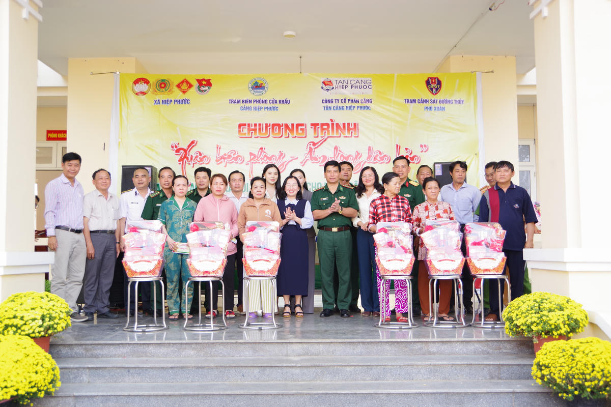 Chương trình “Xuân Biên phòng ấm lòng dân bản” được tổ chức ở nhiều địa phương trên địa bàn TP Hồ Chí Minh. Ảnh: Văn Danh.