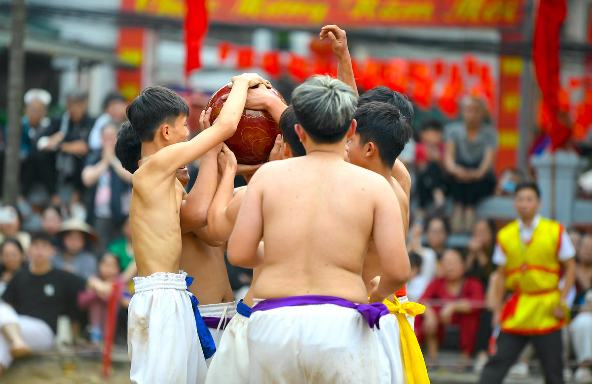 Thế trận giằng co gay cấn, mỗi pha áp sát là một lần khán giả nín thở theo từng nhịp trống hội. Ảnh: Phạm Sỹ.