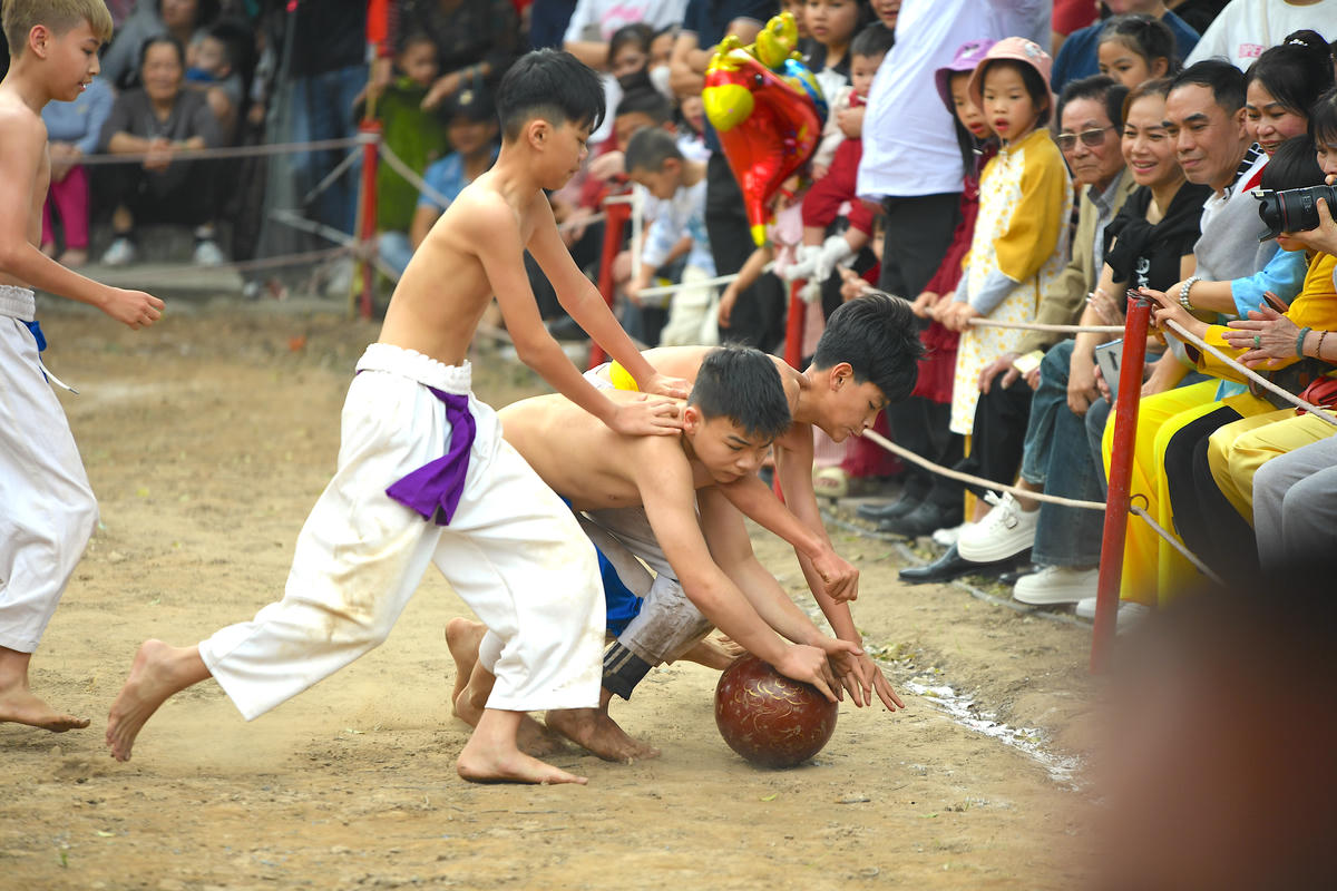 Trận đấu của các em nhỏ làng Thúy Lĩnh diễn ra không kém phần kịch tính. Ảnh: Phạm Sỹ.