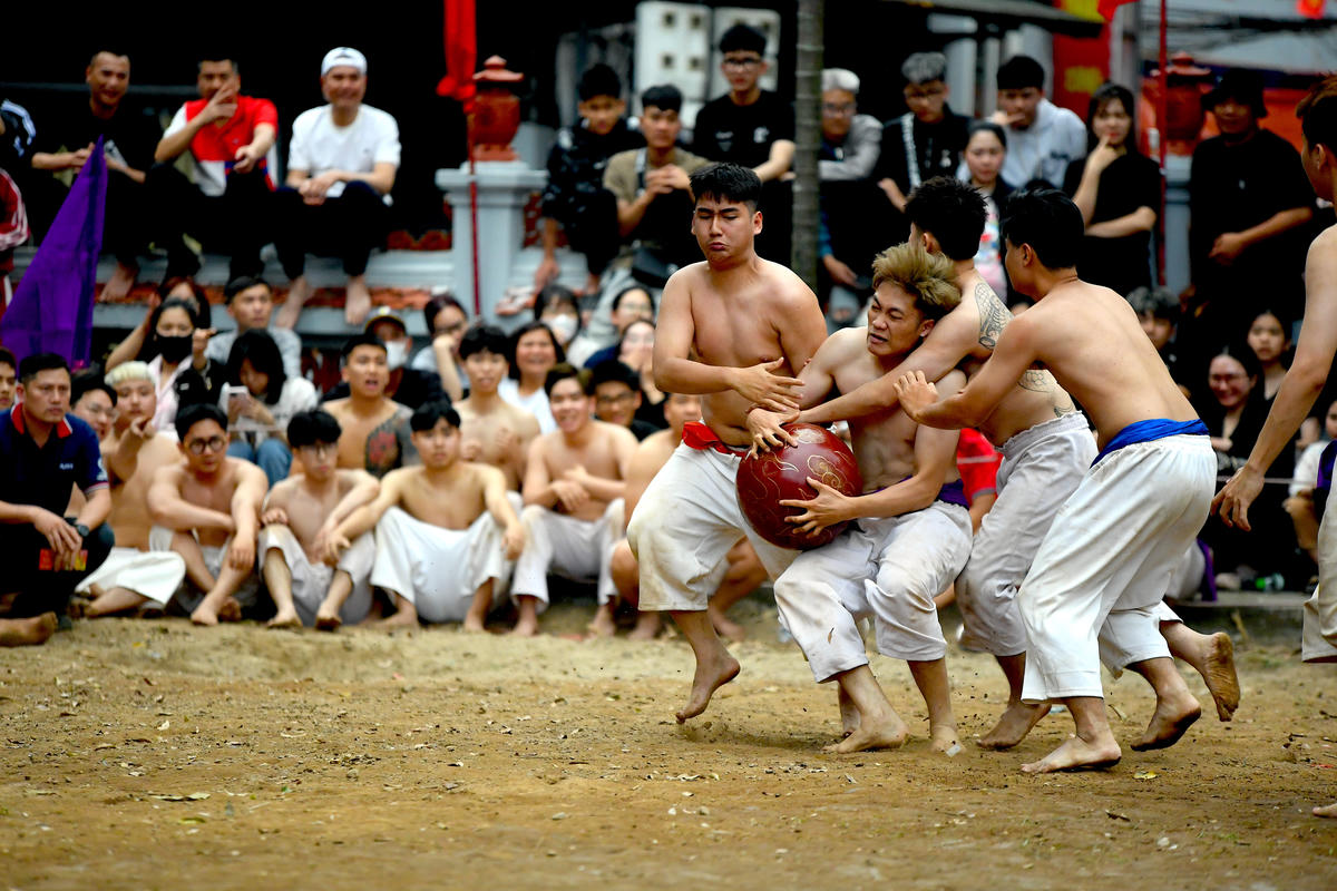 Những pha giằng co quyết liệt giữa các đội tạo nên không khí kịch tính. Ảnh: Phạm Sỹ.