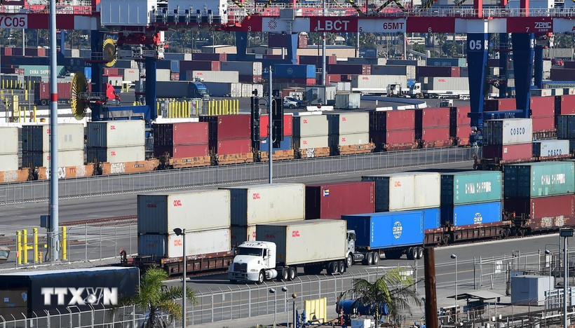 Container hàng hóa được bốc dỡ tại cảng Long Beach ở California (Mỹ). (Ảnh: AFP/TTXVN).