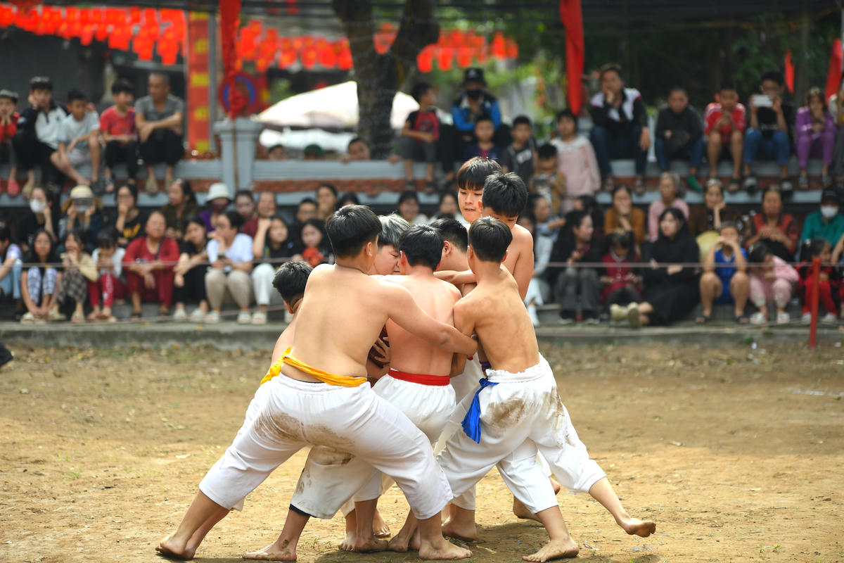 Tiếng cổ vũ dành cho các “đô cầu nhí” vang lên không ngớt, tiếp thêm động lực để các em tự tin hoàn thành phần thi của mình. Ảnh: Phạm Sỹ.