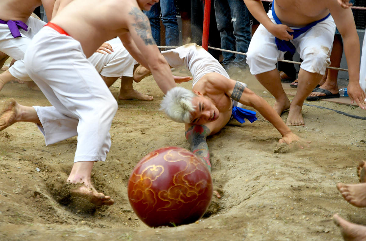 Pha bứt phá đầy bản lĩnh của một vận động viên đội đai xanh tận dụng khoảnh khắc sơ hở, dồn toàn lực đưa cầu vào hố trong tiếng reo hò vang dội. Ảnh: Phạm Sỹ.