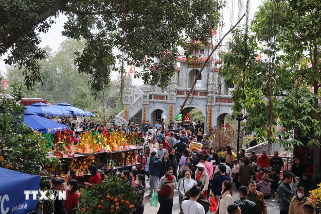 Rất đông người dân, du khách đến lễ tại Đền Bà Chúa kho. (Ảnh: Thanh Thương/TTXVN).