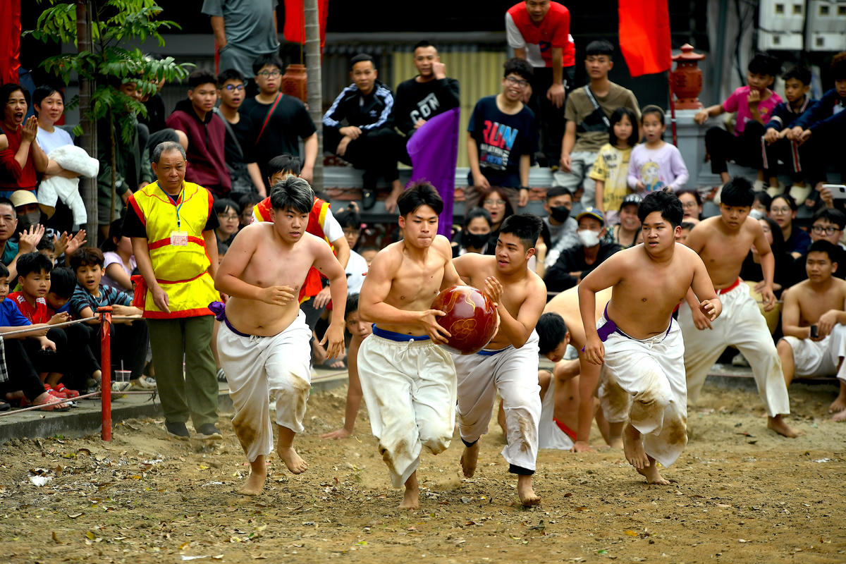 Những gương mặt của các trai tráng làng Thúy Lĩnh ánh lên quyết tâm. Ảnh: Phạm Sỹ.