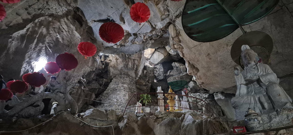 Cổng trời thông lên đỉnh hang động Chùa Hang.&nbsp;Ảnh: Xuân Trường.