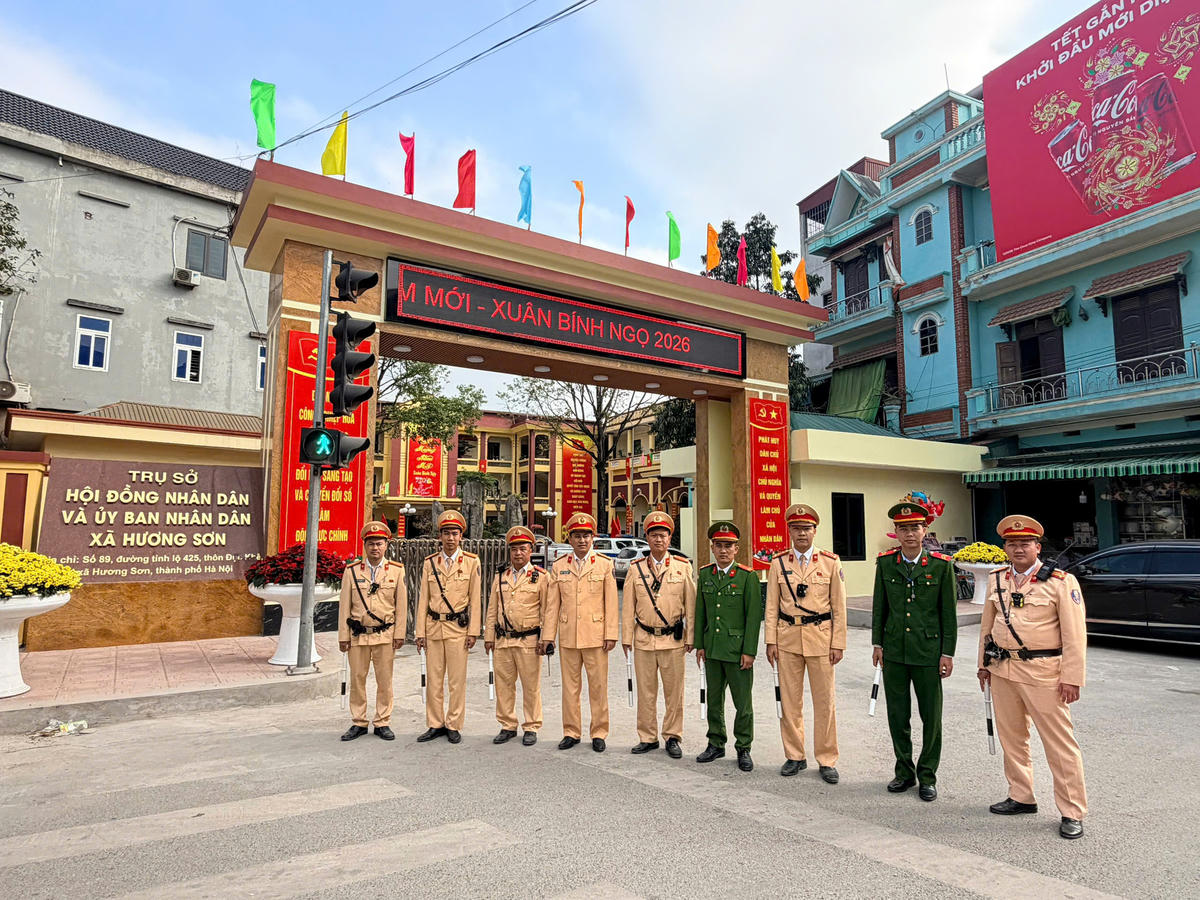 Lực lượng CSGT sẵn sàng đảm bảo an toàn giao thông cho du khách thập phương về tham dự Lễ hội chùa Hương 2026 - Ảnh Hoàng Dương