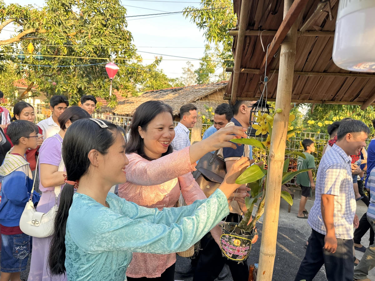 Đêm Tân Thuận Tây (phường Cao Lãnh, tỉnh Đồng Tháp) thu hút hàng trăm du khách đến tham quan, trải nghiệm. Ảnh: Trung Ngãi.