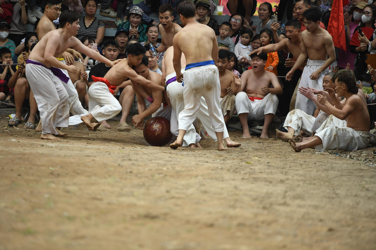 Mục tiêu của mỗi đội là đưa được quả cầu đặt giữa sân xuống hố của đội mình để ghi điểm. Ảnh: Phạm Sỹ.
