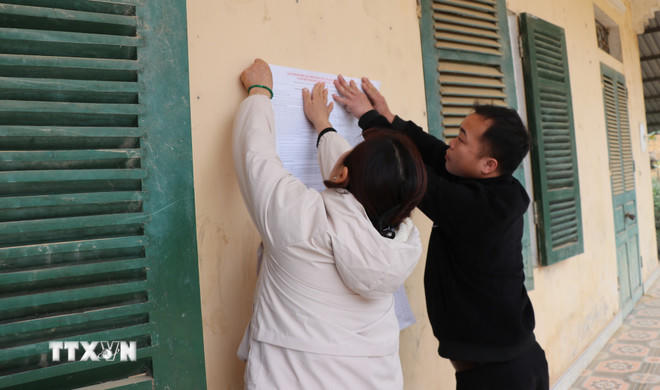 Cán bộ thôn Làng Chạp, xã Trung Sơn (Tuyên Quang) chuẩn bị công tác bầu cử tại Nhà văn hóa thôn. (Ảnh: Hoàng Hải/TTXVN).