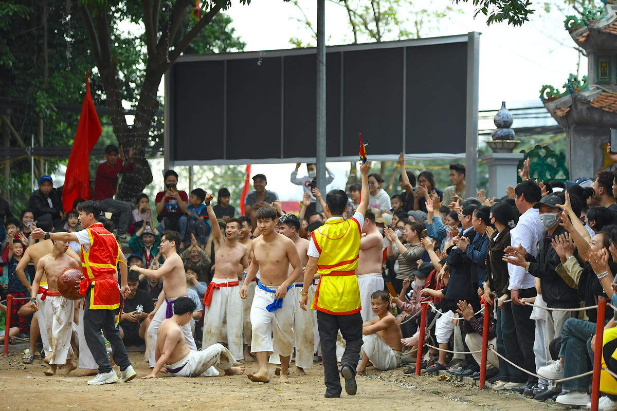 Khoảnh khắc cầu được đưa trọn vào hố trong tiếng reo hò của khán giả. Ảnh: Phạm Sỹ.