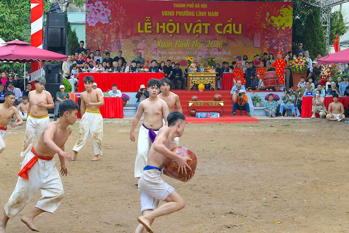 Lễ hội vật cầu Thúy Lĩnh tiếp tục được bảo tồn như một di sản văn hóa đặc sắc, góp phần làm phong phú đời sống tinh thần của người dân Thủ đô mỗi dịp Xuân về. Ảnh: Phạm Sỹ.