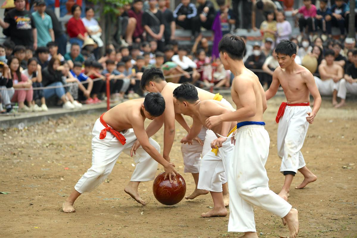 Hội vật cầu làng Thuý Lĩnh kéo dài từ mùng 4 đến hết mùng 6 tháng Giêng, không chỉ thu hút sự tham gia của những người con trong làng, mà còn hấp dẫn nhiều du khách. Ảnh: Phạm Sỹ.. 