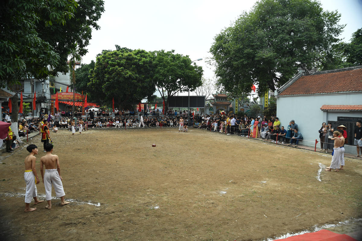 Không khí sôi động tại sân đình Thúy Lĩnh trong những ngày diễn ra Lễ hội vật cầu cổ truyền đầu Xuân. Ảnh: Phạm Sỹ.
