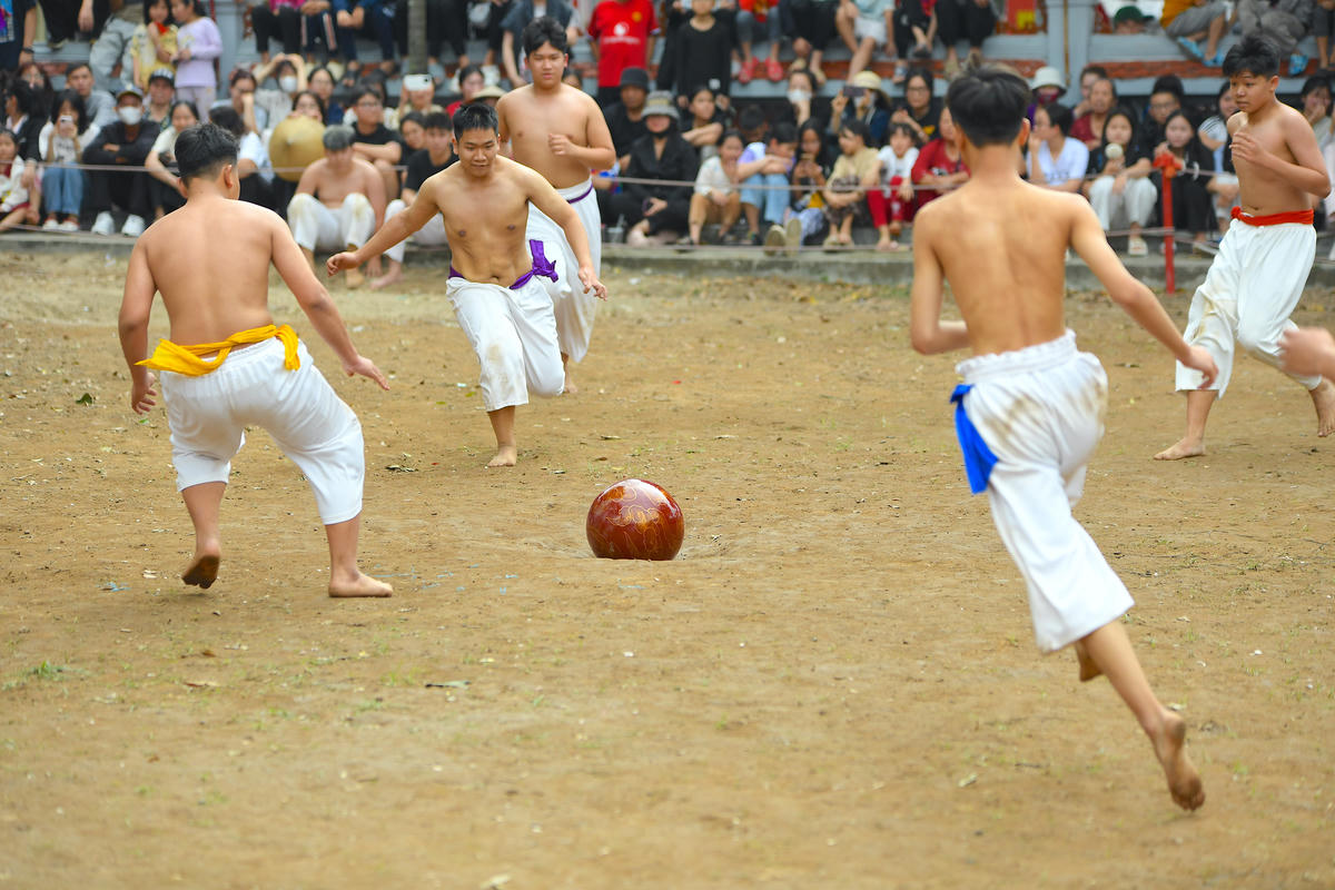 Các trai tráng lao vào tranh cầu ngay khi hiệu lệnh vang lên. Ảnh: Phạm Sỹ.
