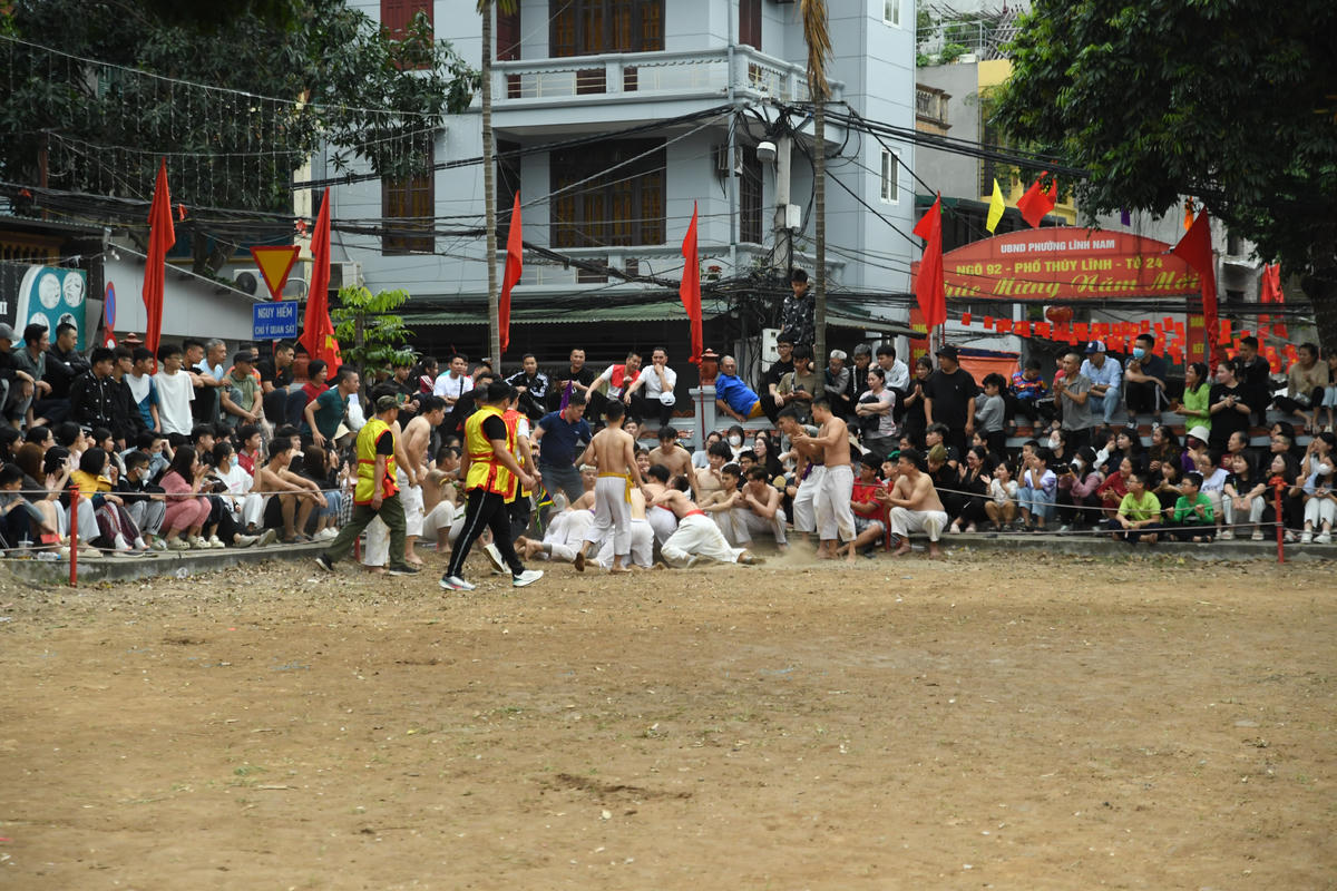 Sân đình Thúy Lĩnh trở thành “đấu trường” rực lửa những ngày đầu Xuân. Ảnh: Phạm Sỹ.