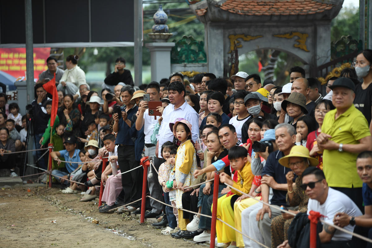 Khán giả dõi theo sát từng pha tranh chấp cầu, mỗi cú ghì, mỗi bước bứt phá của các vận động viên. Ảnh: Phạm Sỹ.