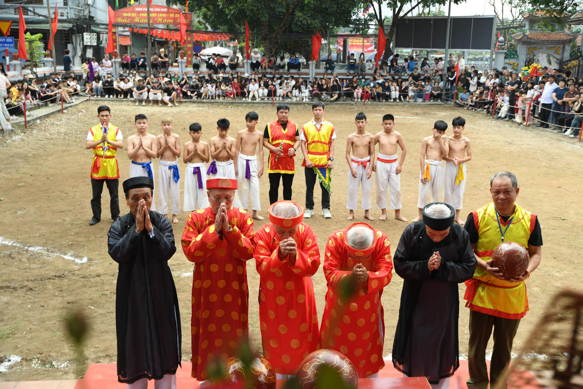 Trải qua nhiều thế kỷ, trò chơi dân gian ấy được người dân Thúy Lĩnh gìn giữ, phát triển thành lễ hội truyền thống nhằm tưởng nhớ công lao Linh Lang Đại vương, đồng thời khẳng định truyền thống thượng võ của cộng đồng.Trong dân gian còn lưu truyền câu ca“Ai về Thúy Lĩnh mà xem/ Làng tôi mở hội tháng Giêng vật cầu”. Ảnh: Phạm Sỹ.
