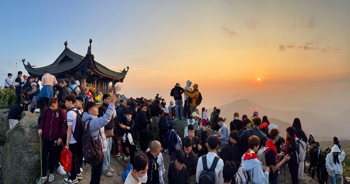 Rất đông người dân và du khách hành hương về Yên Tử để tham quan, chiêm bái trong dịp đầu Xuân năm mới.