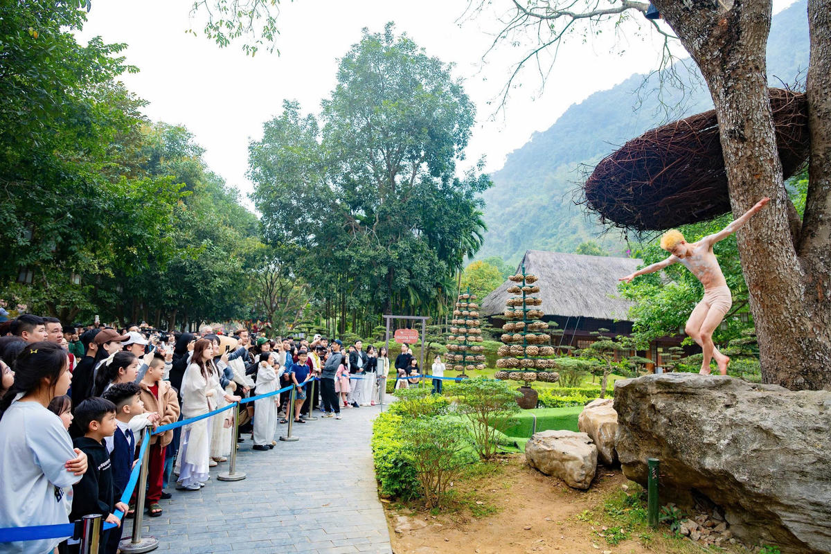 Show thực cảnh 'Khúc hát thiên nhiên' thu hút du khách ở Thung Nham. Ảnh: Đình Minh