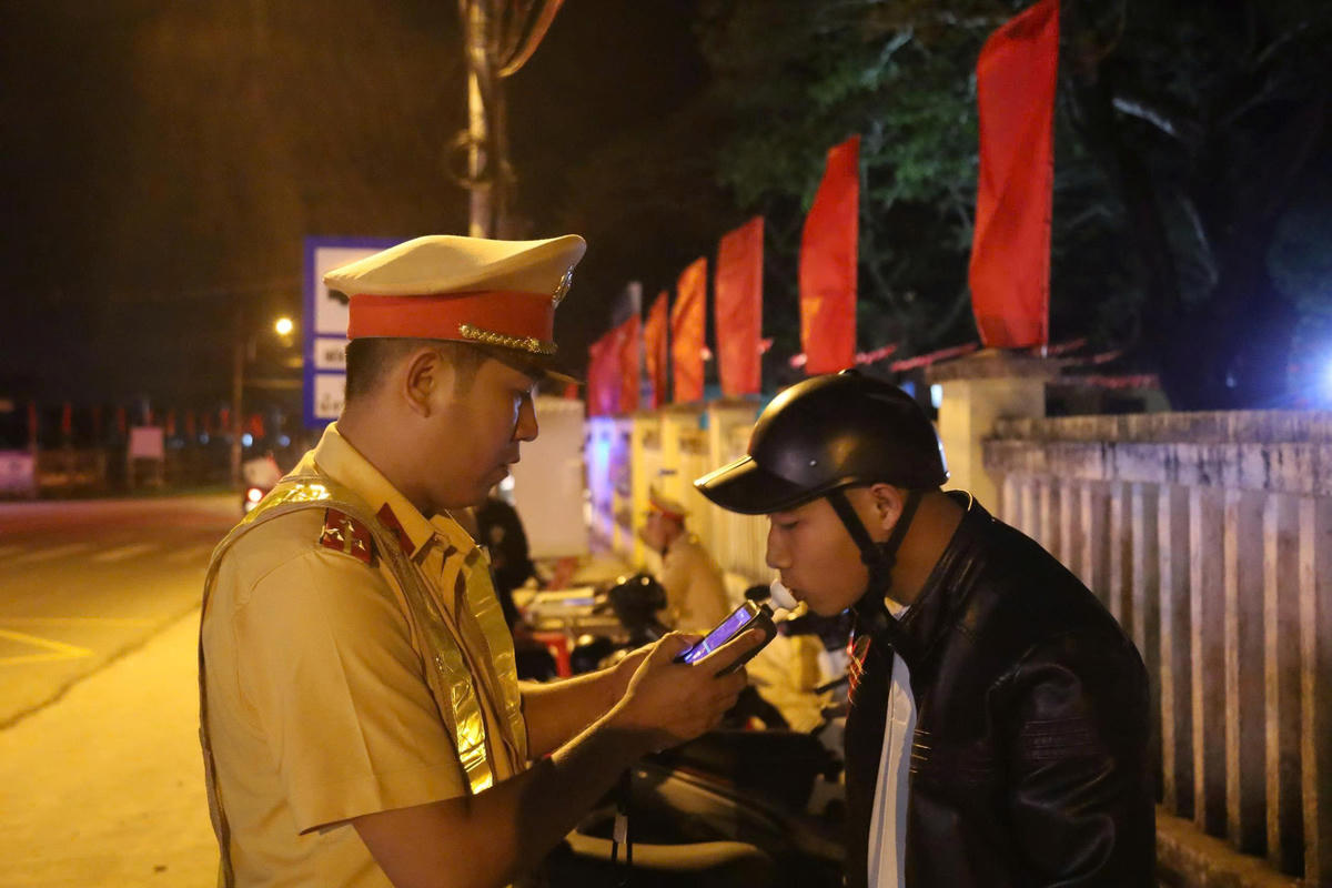 Lực lượng CSGT, Công an tỉnh Quảng Ngãi kiểm tra nồng độ cồn người dân tham gia phương tiện. Ảnh: CV.