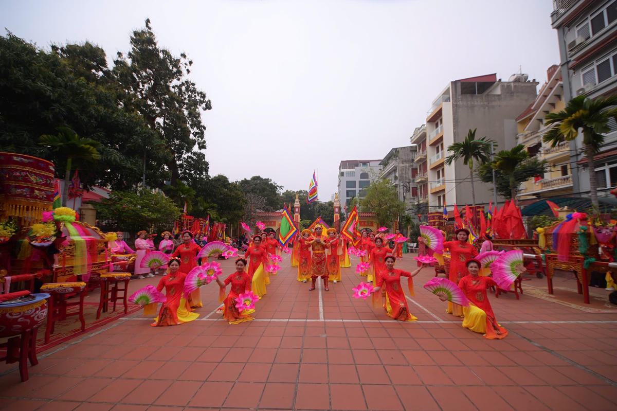 
Sau phần lễ là phần hội. Phần hội đã diễn ra sôi nổi với các hoạt động văn hóa, thu hút sự tham gia của đông đảo người dân. Ảnh: Phạm Sỹ.