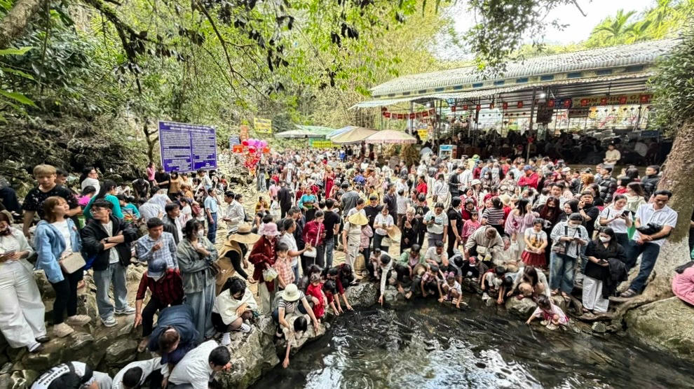 Suối cá thần Cẩm Lương đón đông đảo du khách tới tham quan. Ảnh: Nguyễn Đạt