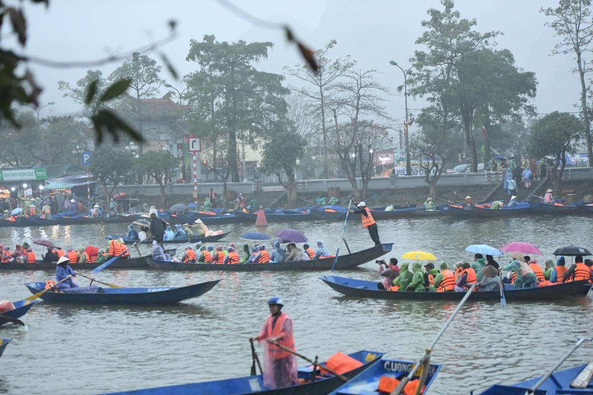 Những con thuyền nối nhau xuôi dòng suối Yến, bắt đầu hành trình đưa du khách trẩy hội chùa Hương. Ảnh: Phạm Sỹ.. 