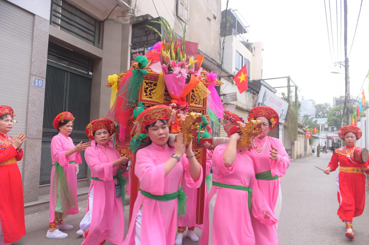 
Dân làng chuẩn bị lễ vật rước lên lễ Thánh. Ảnh: Phạm Sỹ.