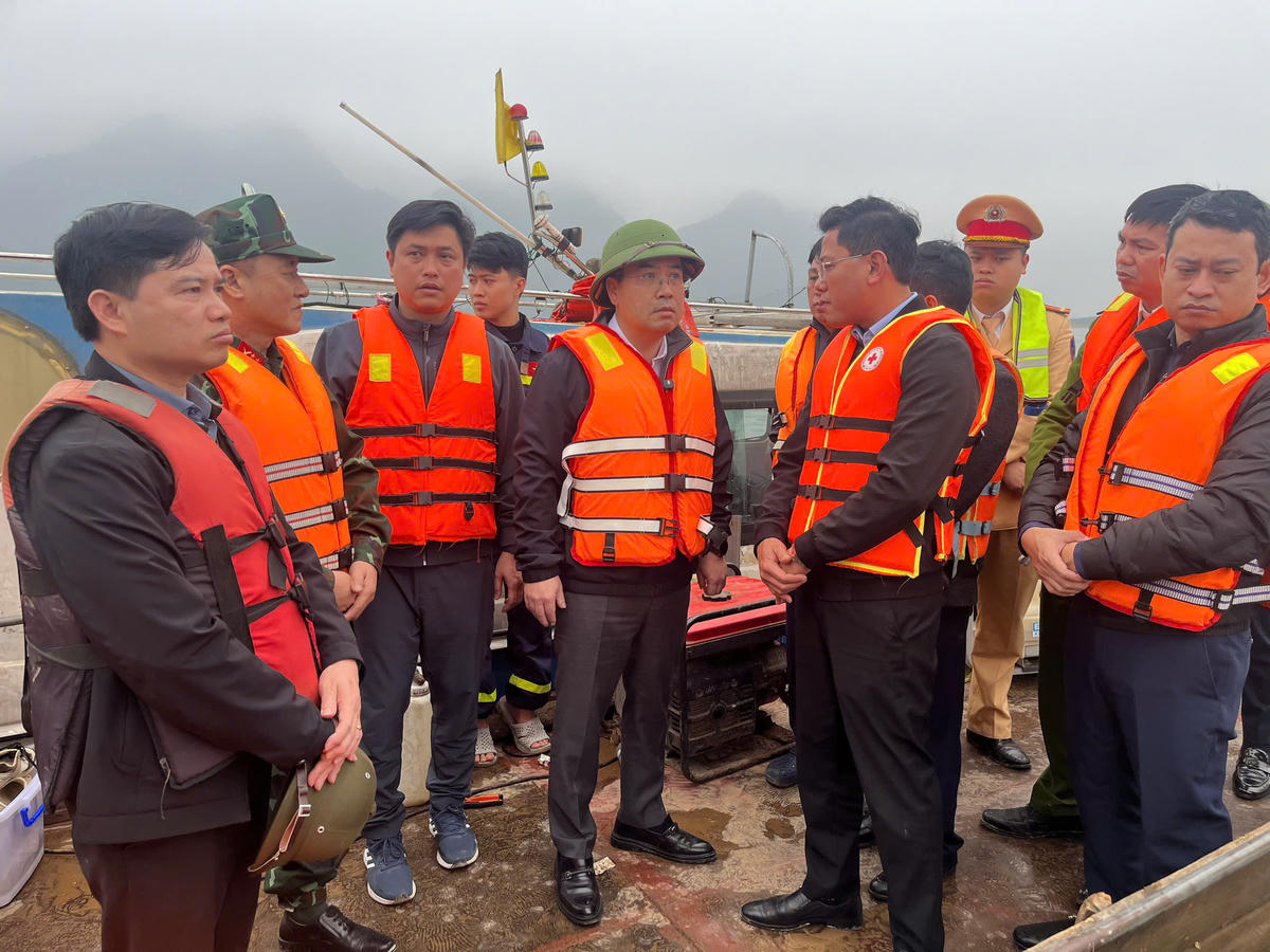 Chủ tịch UBND tỉnh Lào Cai Nguyễn Tuấn Anh trực tiếp đến hiện trường chỉ đạo khắc phục hậu quả vụ tai nạn. Ảnh: Hương Giang.