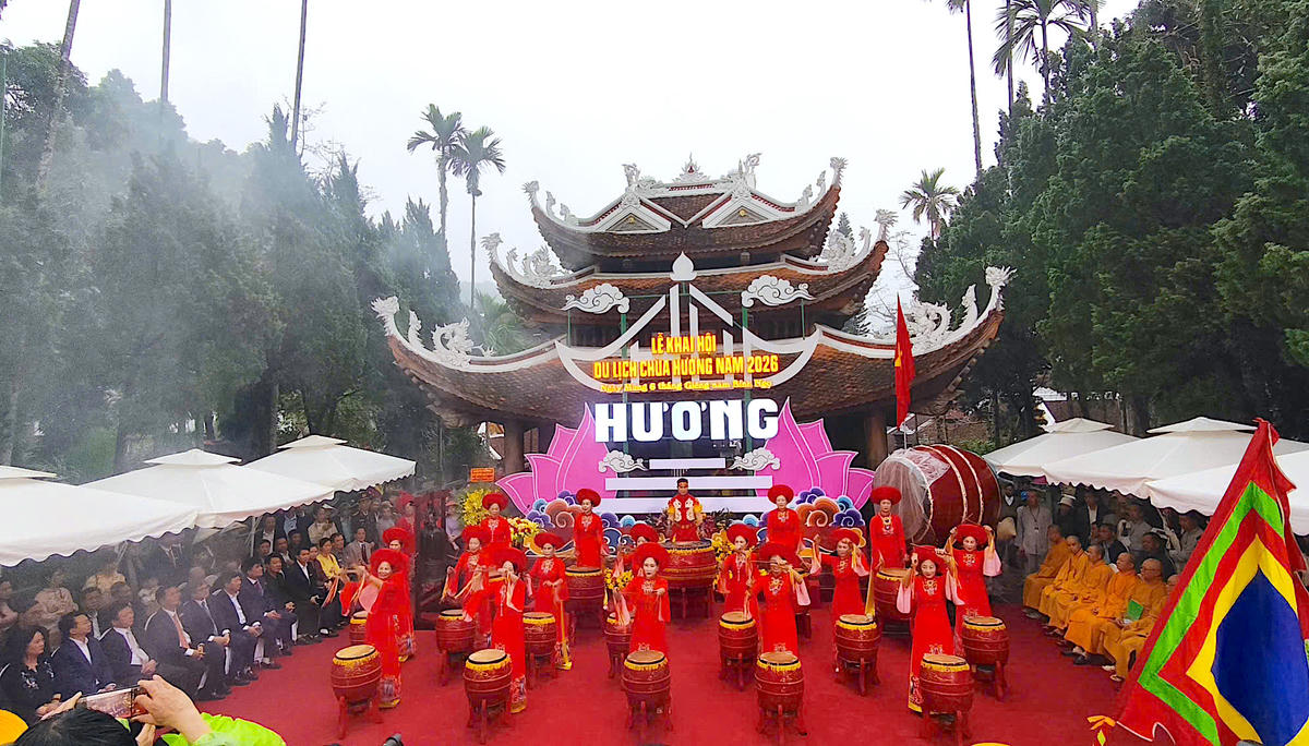 Năm nay, lễ hội được tổ chức với chủ đề “An toàn – Thân thiện – Chất lượng”, thể hiện quyết tâm nâng cao chất lượng phục vụ, bảo đảm an ninh, an toàn và giữ gìn môi trường, cảnh quan di tích. Ảnh: Phạm Sỹ.